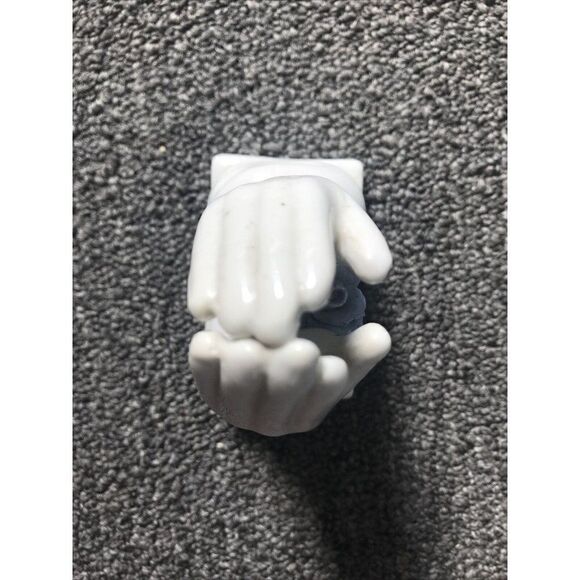VINTAGE WHITE PORCELAIN RELIGIOUS PRAYING HANDS - Picture 5 of 6